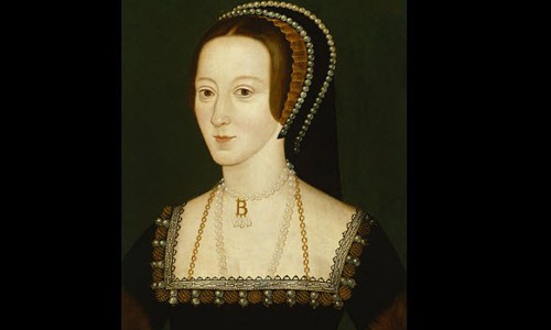 Hoàng hậu Anne Boleyn bị chặt đầu năm 1536. Bà là  phụ nữ quyền lực bị chặt đầu gây rúng động dư luận. Sinh năm 1501, Anne Boleyn từ nhỏ sống ở Paris, Pháp đã trở về Anh năm 15 tuổi. Trong một buổi dạ hội, Anne Boleyn, vua Henry VIII của Anh đã nhìn thấy và trúng tiếng sét ái tình với cô gái xinh đẹp, quyến rũ đó. Khi vua Henry VIII gặp Anne Boleyn khi ông đã 37 tuổi và vợ ông, hoàng hậu Catherine 43 tuổi.